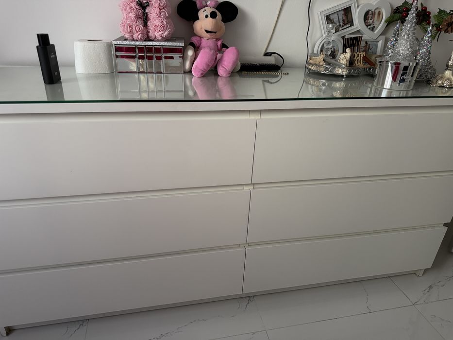 Vand comoda alba cu sertare