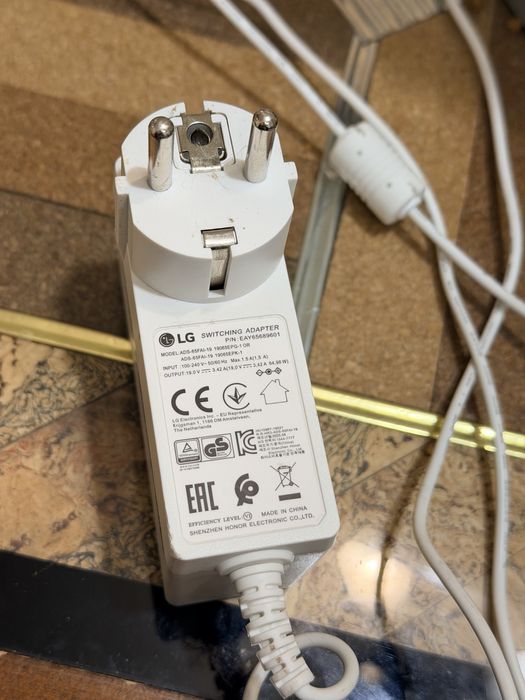 Продавам 4K 32” монитор LG