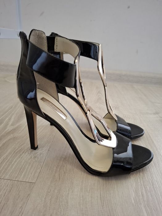 Элегантные босоножки на каблуке.      Zamonaviy poshnali bosonojkalar.