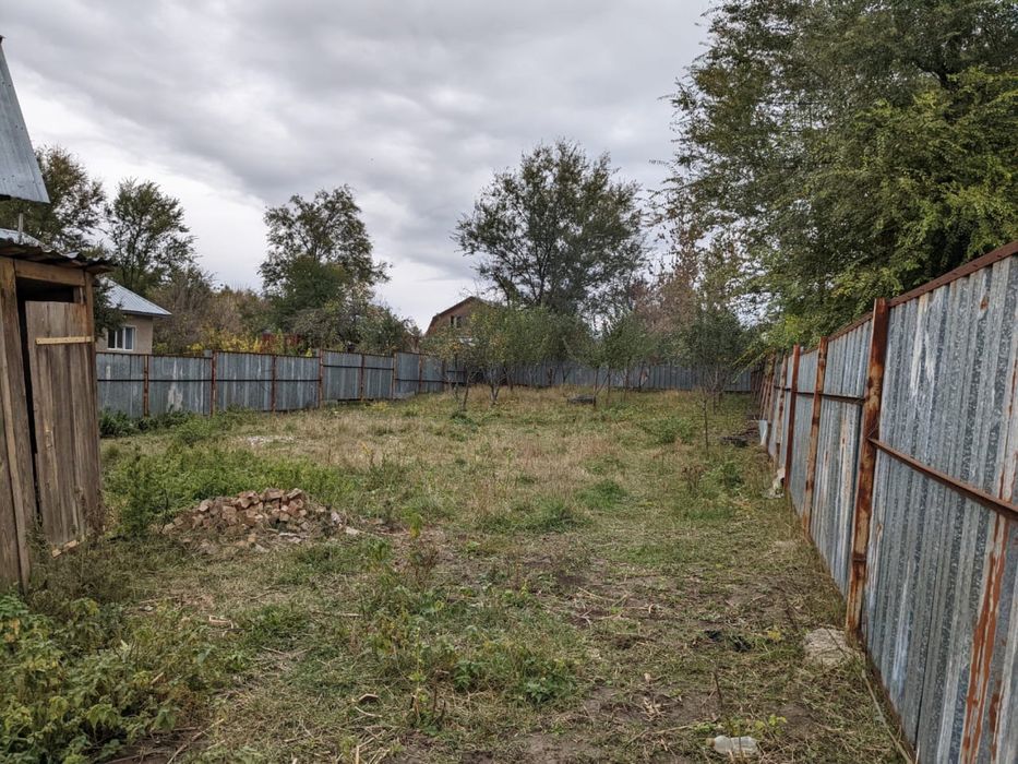 Участок с садом и домом
