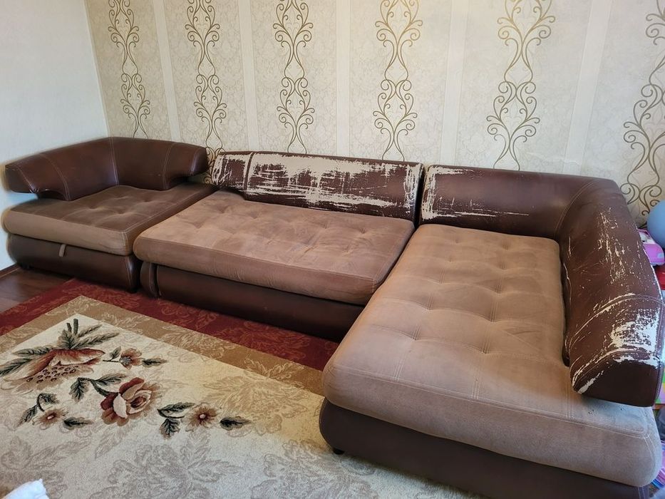 Диван продам, требуется частичный ремонт, самовывоз.