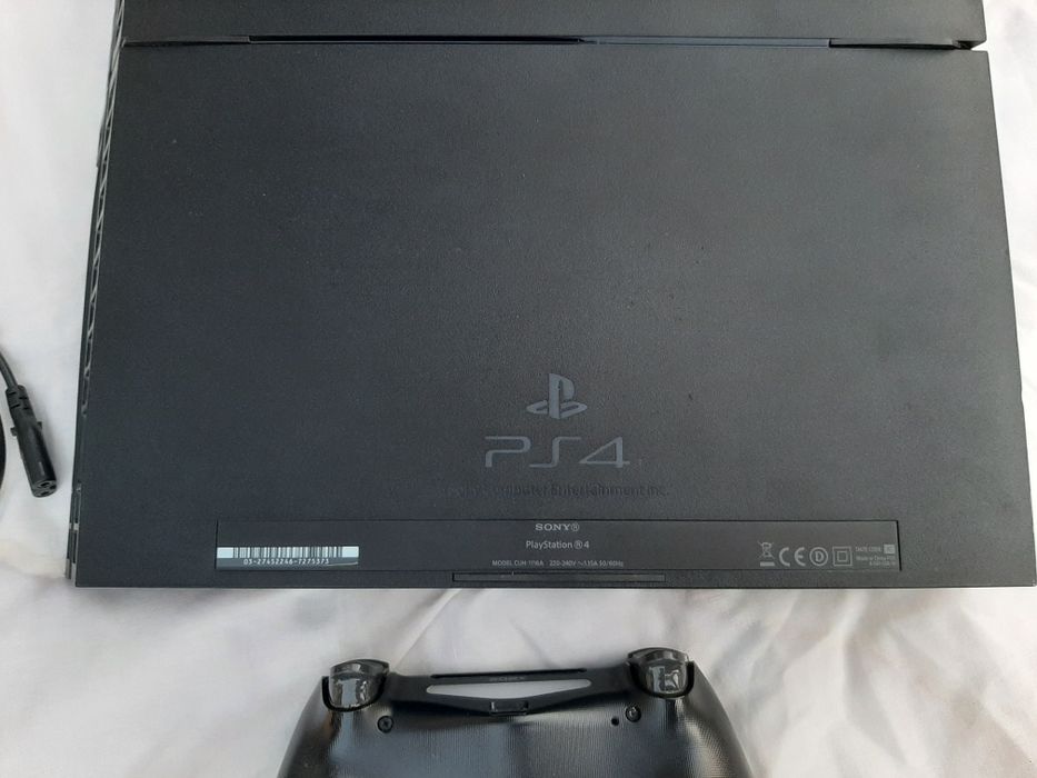 Vând PlayStation 4 în stare bună