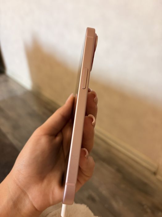 IPhone 15 - розов
