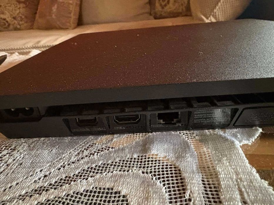 Продавам PS4 slim
