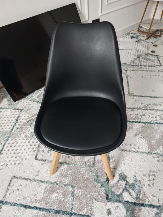 Стул черный с деревянными ножками