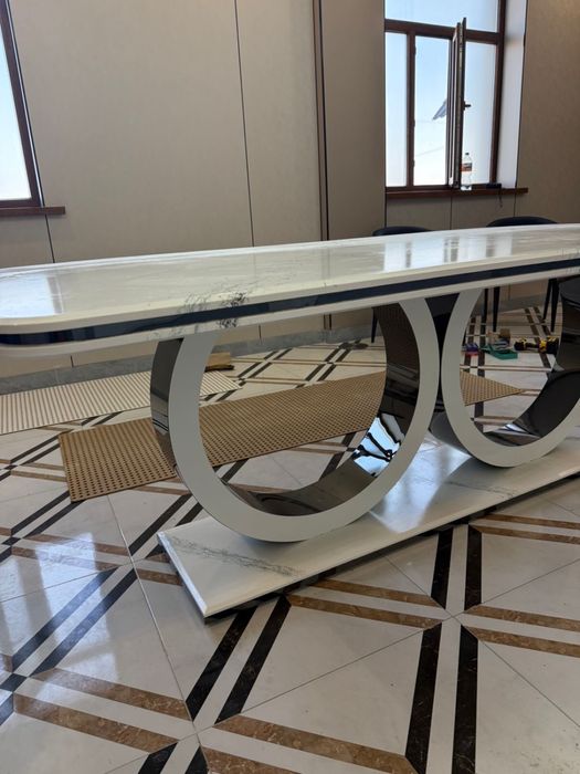 Стол современный в стиле неоклассика.