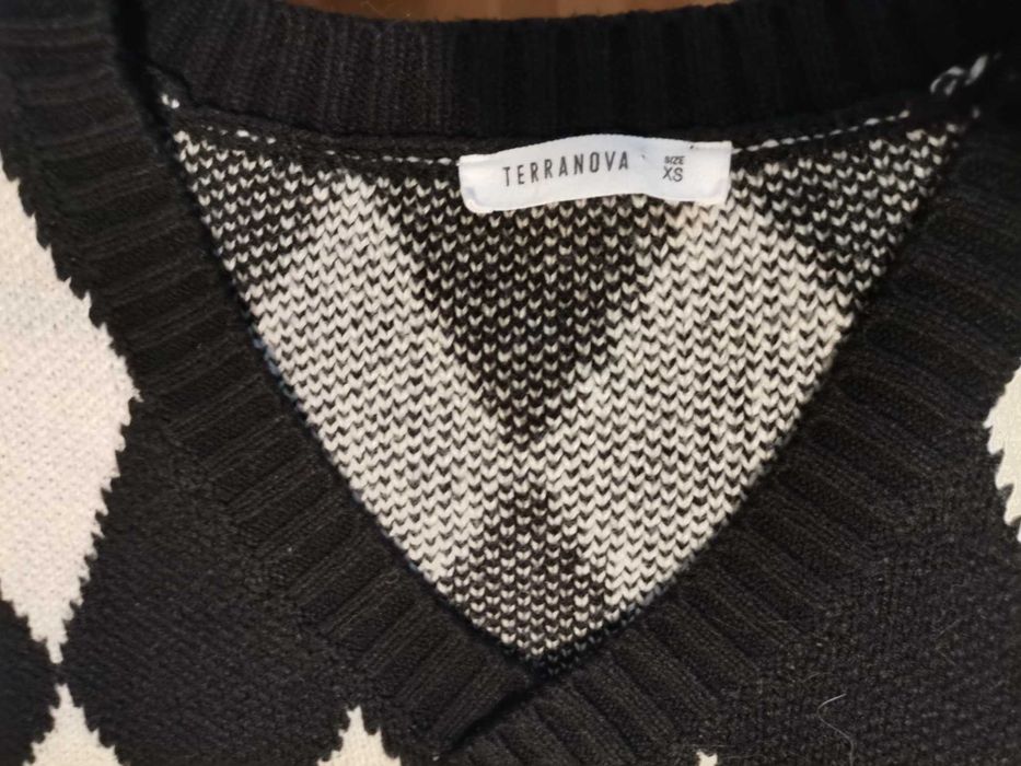 къс пуловер с ромбове