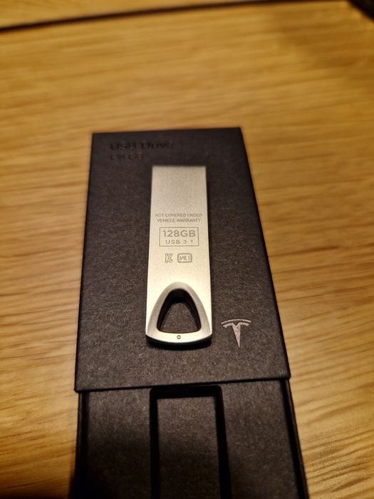 Tesla USB Drive 128GB original, USB 3.1, nou