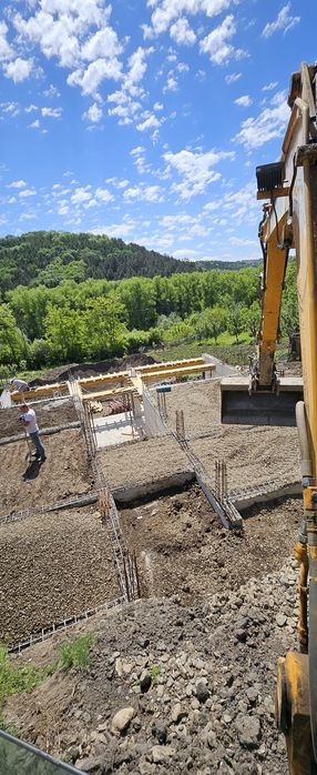 Excavator de închiriat