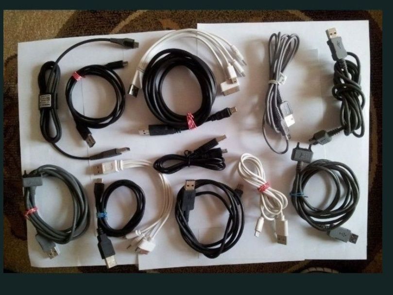 Cabluri date, cu diferite mufe, perfecte stare de funcționare.