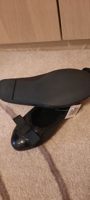 Pantofi noi cu etichieta