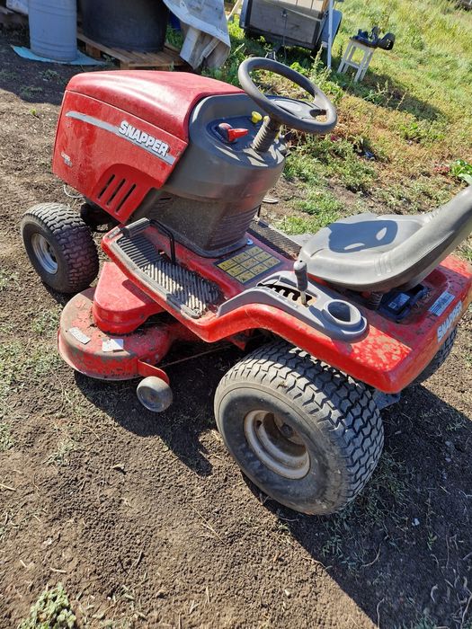 Vand tractoras de gazon