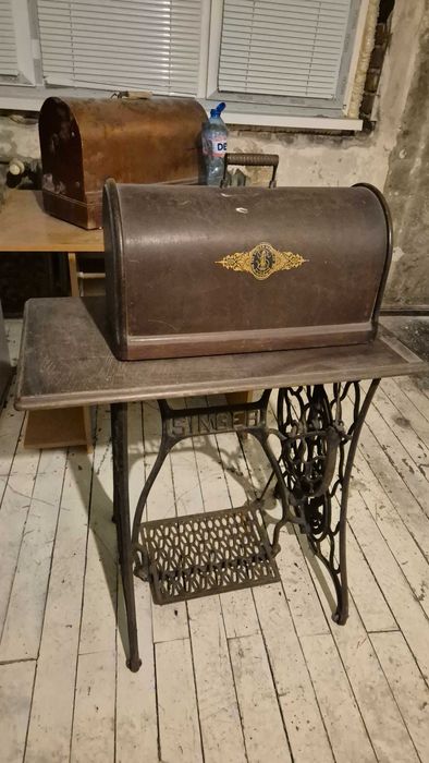 Шевна машина Singer, крачна, с метална маса/стойка
