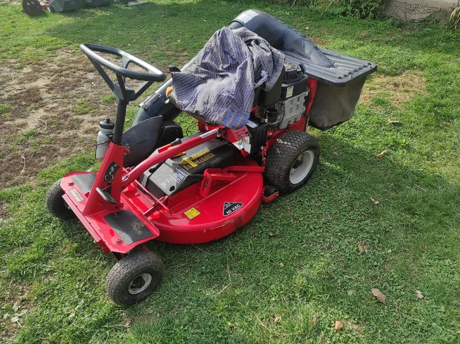 Tractoraș pentru tuns gazon