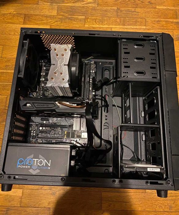 Геймърски компютър и монитор