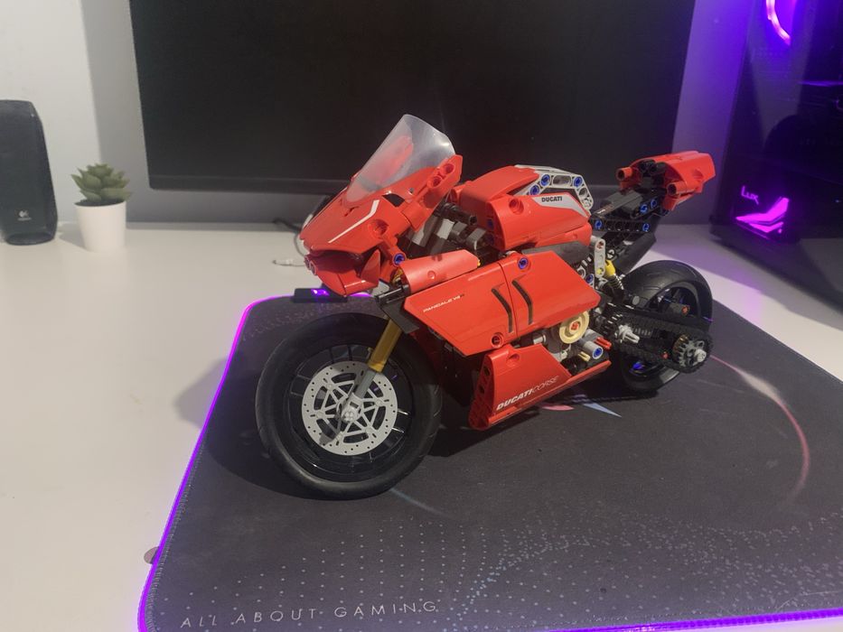 Lego Technic Ducati Panigale V4 R 42107 Cluj-Napoca • OLX.ro