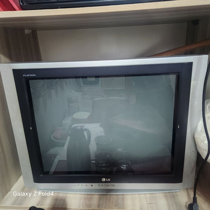 Шкаф и кровать ,тумба ,телевизор, подставка