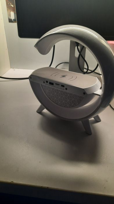 Lampa de birou cu boxa bluetooth și încărcător wireless