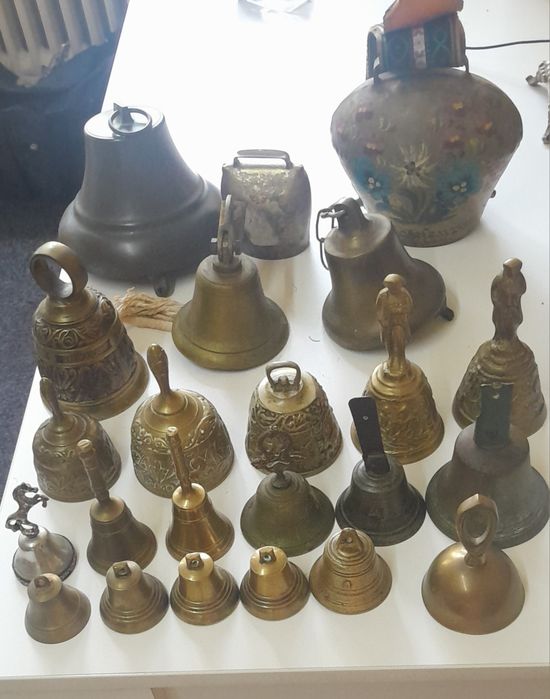 Vînd clopoțele și diverse piese din alamă sau bronz