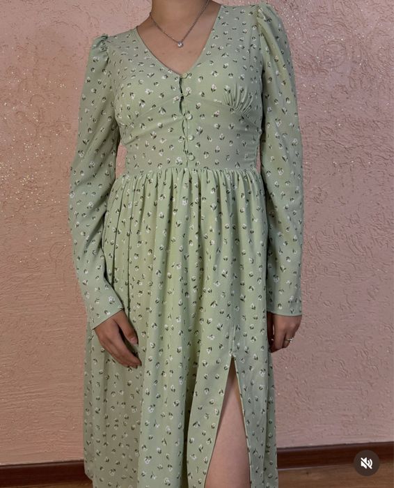 Платье с цветочным принтом на лето