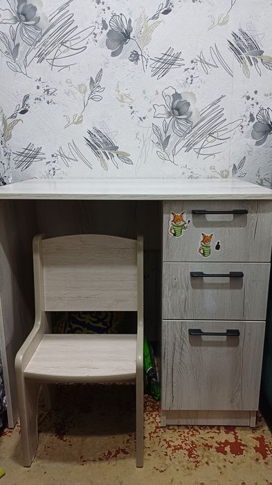 Письменный стол и детский стул