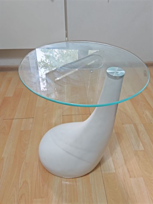 Малка стъклена кръгла маса, 52 с висока, без забележки