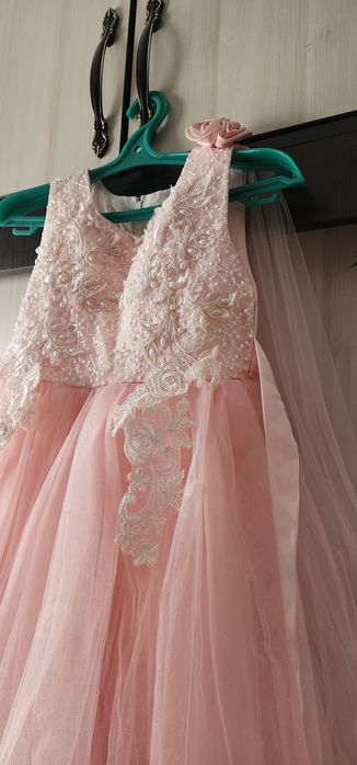 Продаётся платье на 5-6лет