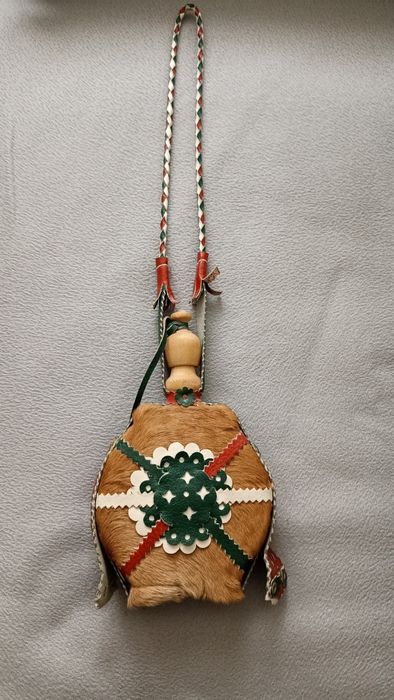 Ръчно изработена  оригинална дървена бъклица облечена в естествена кож