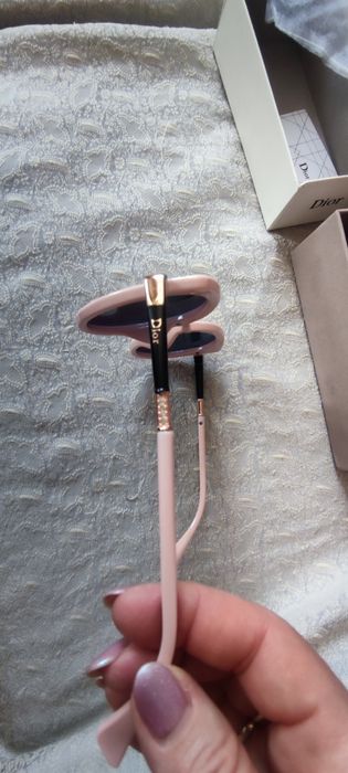 Слънчеви очила в нежно пастелно розово.