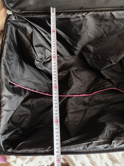 Большой, объемный чемодан