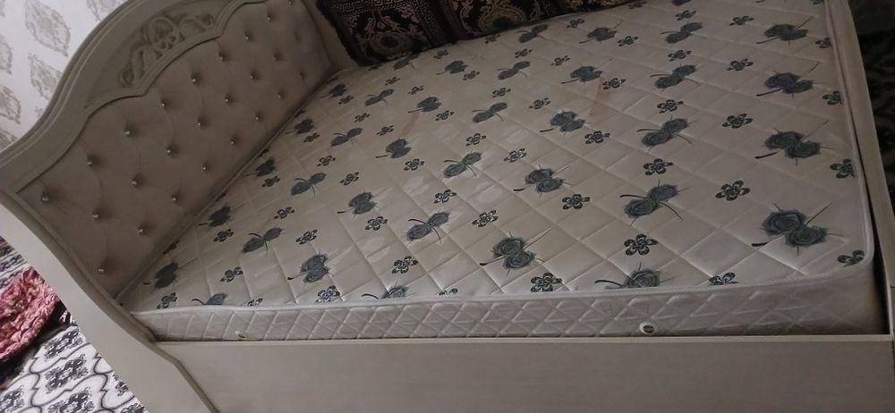 Yotoqxona komplekt sotiladi
