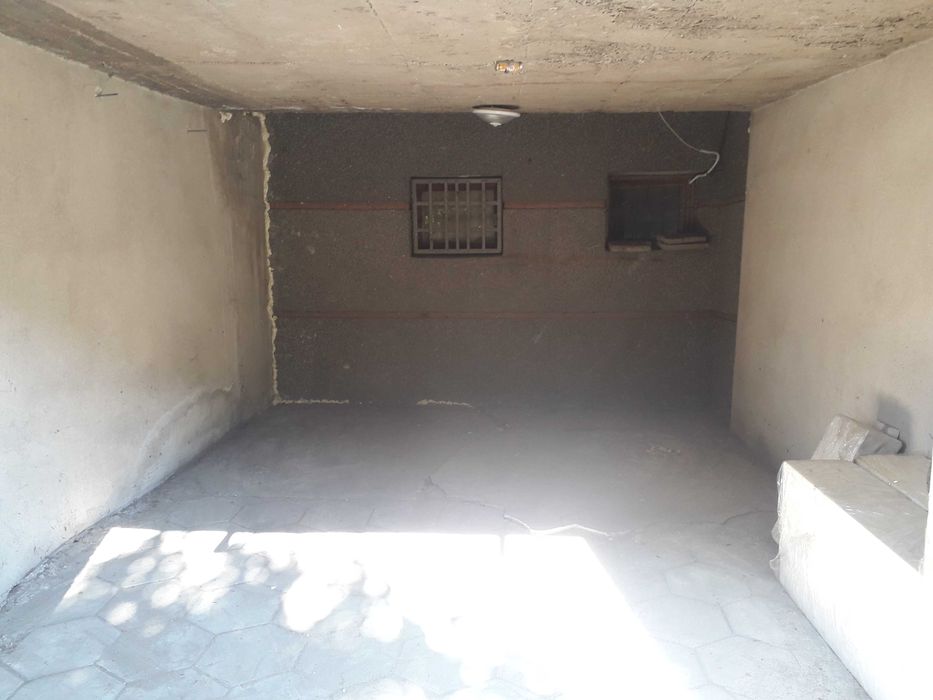 Дава се под наем Гараж / Паркомясто в Пазарджик, Идеален център - 18 кв.м за 51 € - Снимка #1