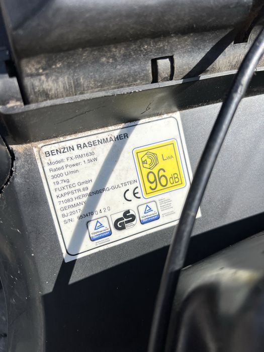 Masina de tuns iarba pe benzina