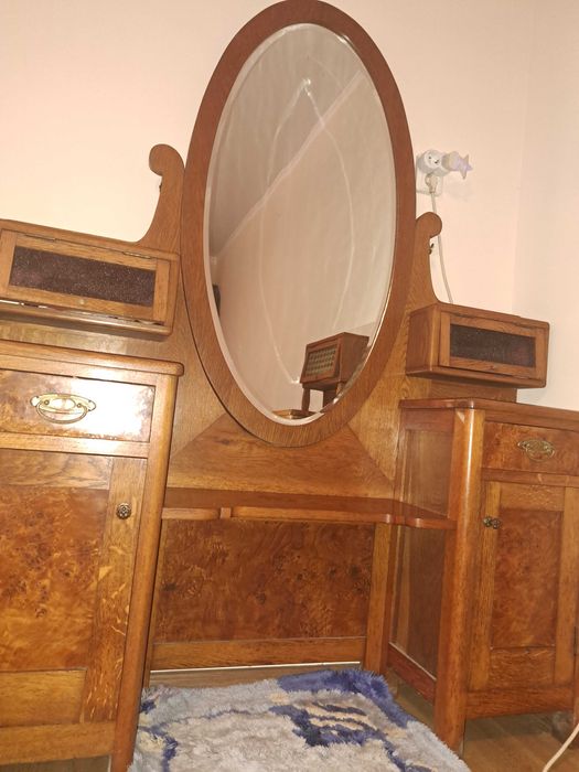 Mobilă din lemn de nuc