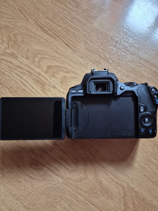 Aparat foto Canon E 250d impecabil