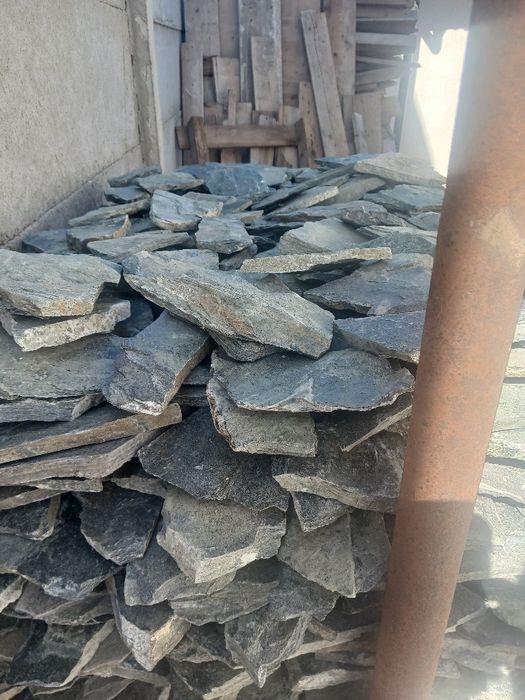 Vand 45/ 50 m2 de piatra
