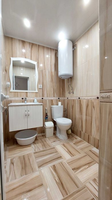 Дава се под наем Тристаен апартамент в Варна, Център - 100 кв.м за 847.62 € - Снимка #11