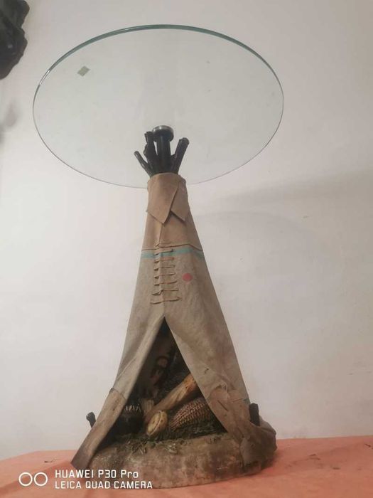 Masa rotunda cu tenta indiana