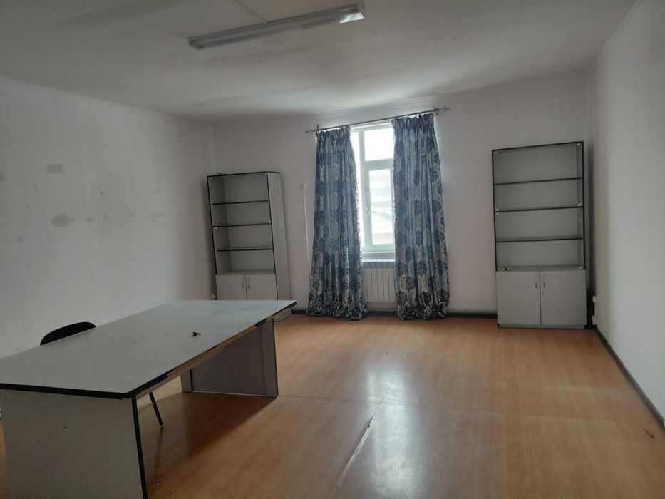 Офис просторный кабинет