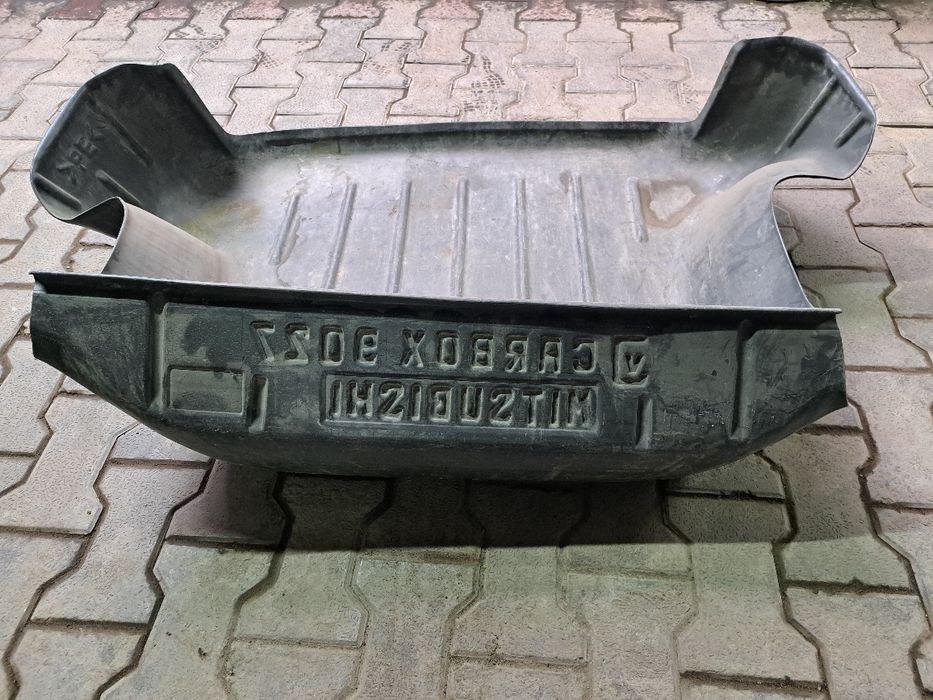Пластиковый коврик корыта с бортами.