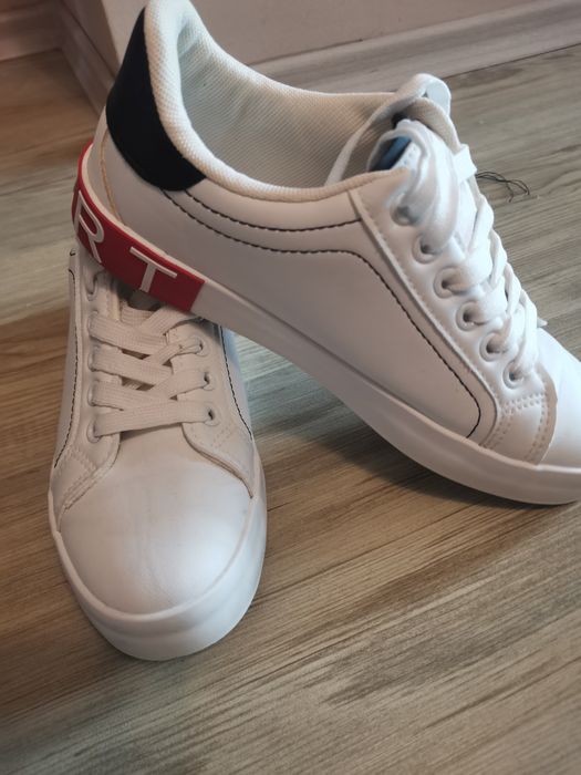 Спортни обувки бяло и черно