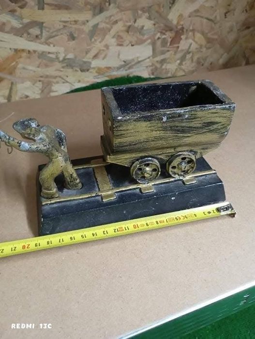 Метална статуетка миньор дърпа вагонетка