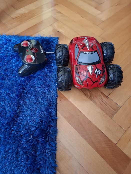Mașinuță cu telecomandă care merge pe apă !