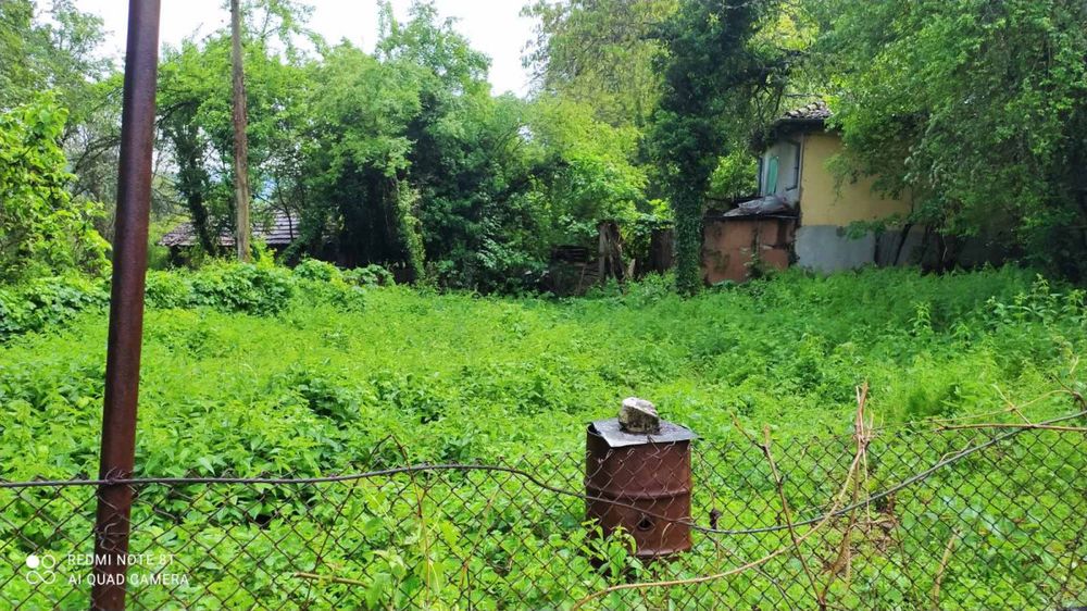 УПИ - 1300 м2 със стара къща за събаряне