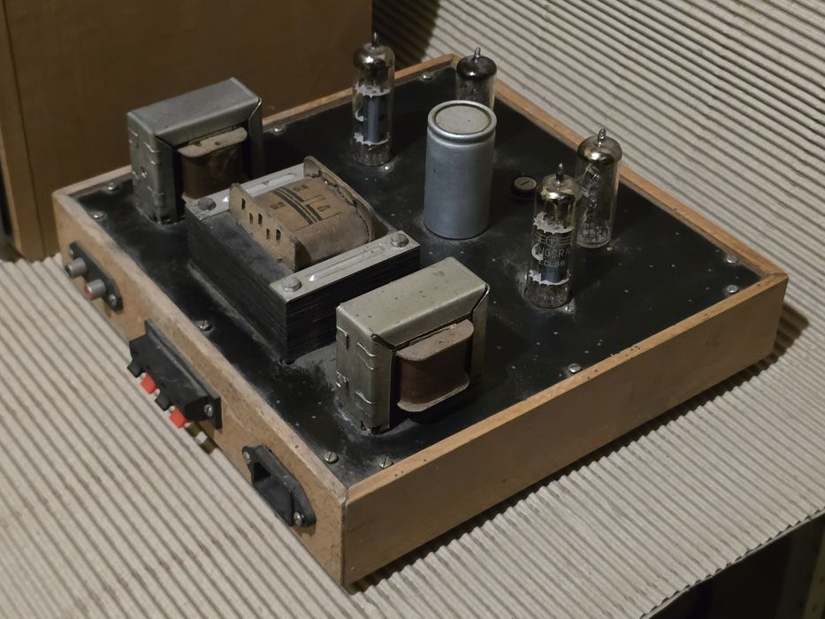 Лампов усилвател ECL86, EM84. Дървен корпус.