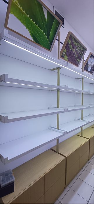 Витрина с полками