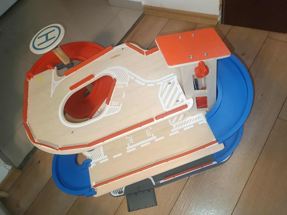 Продавам дървен детски паркинг в отлично състояние.