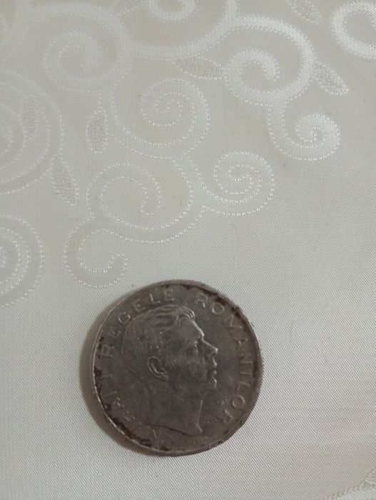 Vând doua monede de 100 de lei