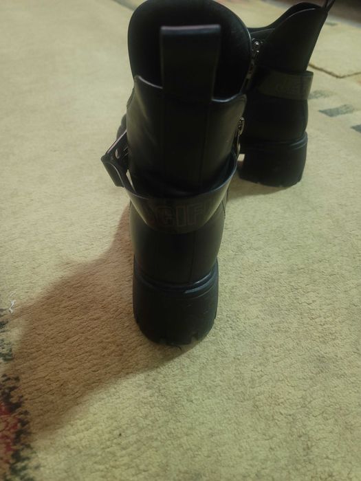 Продаются ботинки и кроссовки сникерсы.