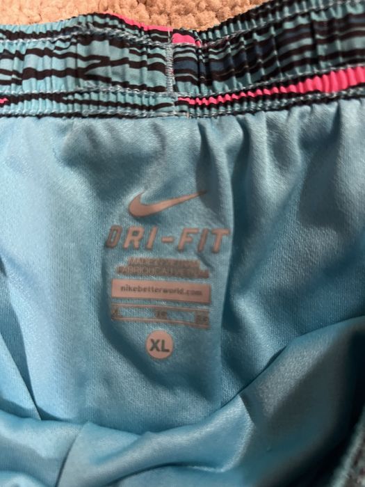 Nike клинове ,бюстиета и къси панталони